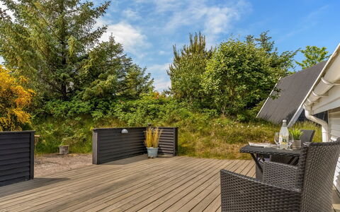 Annemone - 900M from the Sea: Holz, Holzboden, Hartholz, Gartenmöbel, Deck, Planke, Grundstueck, Veranda, Zuhause, Schatten