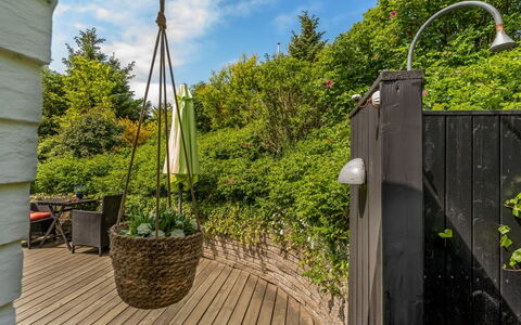 Annemone - 900M from the Sea: Holz, Strauch, Garten, Frühling, Blumentopf, Schatten, Deck, Hartholz, Landscaping