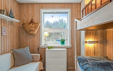 Annemone - 900M from the Sea: Holz, Flooring, Interior Design, Etagenbett, Fussboden, Möbel, Decke, Schlafzimmer, Bett, Zimmer