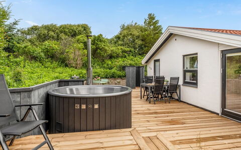 Annemone - 900M from the Sea: Estate, Schatten, Auffahrt, Bauernhaus