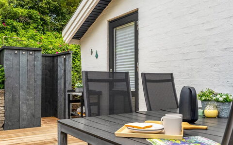 Annemone - 900M from the Sea: Estate, Schatten, Auffahrt, Bauernhaus