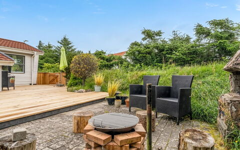 Annemone - 900M from the Sea: Estate, Schatten, Auffahrt, Bauernhaus