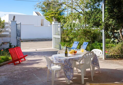 Alla Rosa Dei Venti - North Wind House: Möbel, Blumentopf, Stuhl, Schatten, Gartenmöbel, Garten, Zimmerpflanze, Garten, Landscaping