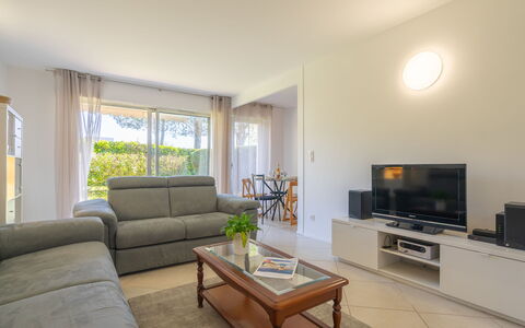 Résidence de Mons: Möbel, Flooring, Interior Design, Fussboden, Couch, Holz, Decke, Wohnzimmer, Zimmer, Zuhause