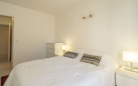 Résidence de Mons: Bett, Schlafzimmer, Interior Design, Wand, Möbel, Bettdecke, Decke, Holz, Bedding, Fussboden