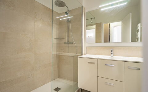 Résidence de Mons: Flooring, Interior Design, Bad Sink, Fussboden, Armatur, Badezimmer, Badezimmerschrank, Spiegel, Decke, Sinken