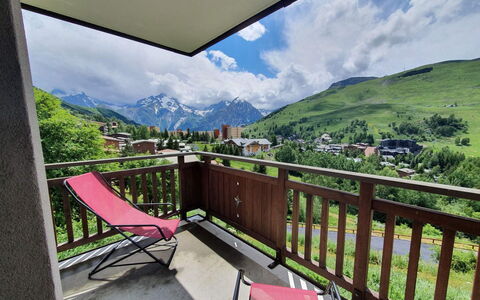 Meije 15: Wohnung, Balkon, Stuhl, Schatten, Gartenmöbel, Daylighting, Aluminium