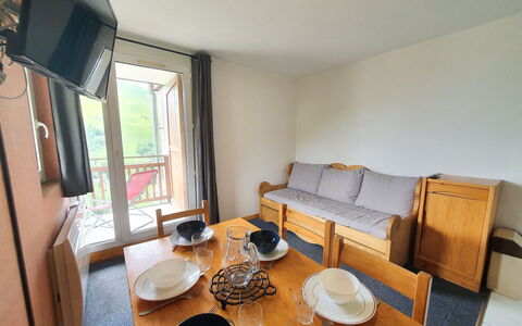 Meije 15: Wohnung, Balkon, Stuhl, Schatten, Gartenmöbel, Daylighting, Aluminium