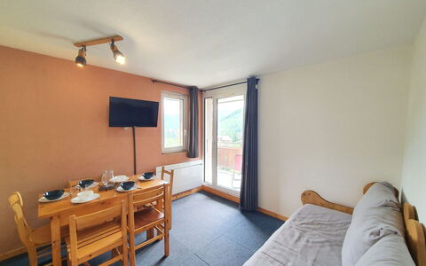 Meije 15: Wohnung, Balkon, Stuhl, Schatten, Gartenmöbel, Daylighting, Aluminium