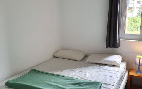 Meije 15: Wohnung, Balkon, Stuhl, Schatten, Gartenmöbel, Daylighting, Aluminium