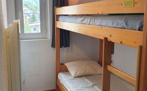 Meije 15: Wohnung, Balkon, Stuhl, Schatten, Gartenmöbel, Daylighting, Aluminium