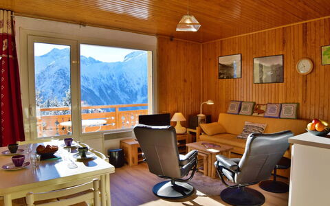 Ecureuils B: Möbel, Interior Design, Holz, Flooring, Stuhl, Fussboden, Zimmer, Decke, Tabelle, Wohnzimmer
