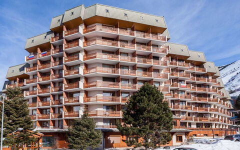 Meijotel B: Wohnung, Balkon, Stuhl, Schatten, Gartenmöbel, Daylighting, Aluminium