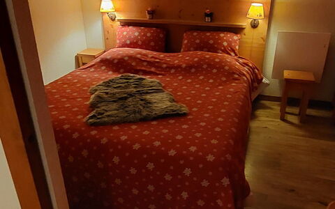 V du Bachat Arolles a: Interior Design, Wand, Flooring, Holz, Decke, Möbel, Fussboden, Zimmer, Beleuchtung, Wohnung
