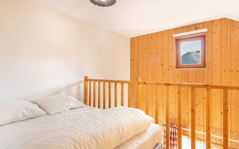Les Chamois: Küche, Countertop, Cabinetry, Interior Design, Küchengerät, Flooring, Möbel, Holz, Major Appliance, Decke