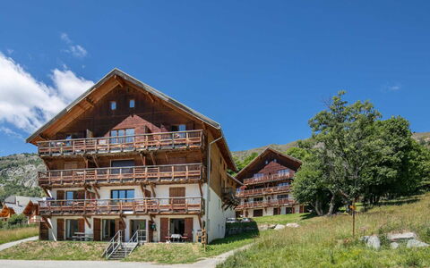 Les Chamois: Gebirge, Senke, Balkon, Bergdorf, Alpen, Blockhaus