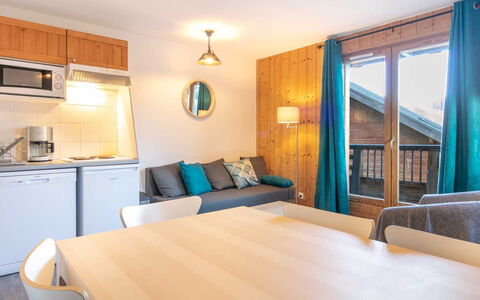 Les Huskies: Küche, Countertop, Cabinetry, Interior Design, Küchengerät, Flooring, Möbel, Holz, Major Appliance, Decke