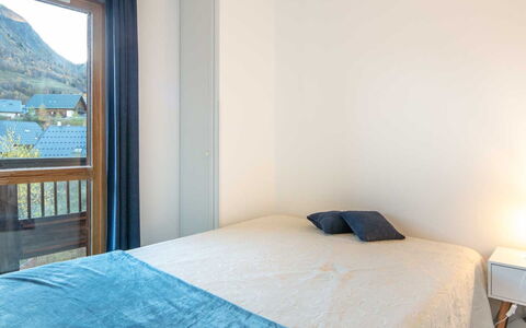 Les Huskies: Küche, Countertop, Cabinetry, Interior Design, Küchengerät, Flooring, Möbel, Holz, Major Appliance, Decke