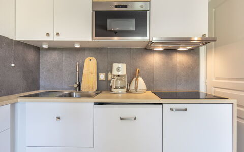Les Grizzlis: Küche, Countertop, Cabinetry, Küchengerät, Interior Design, Holz, Major Appliance, Spüle, Armatur, Flooring