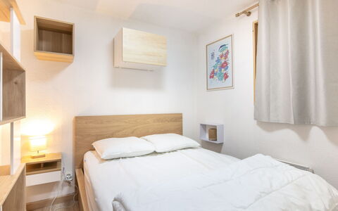 Les Grizzlis: Bett, Möbel, Interior Design, Schlafzimmer, Wand, Zimmer, Fussboden, Holz, Bettdecke, Flooring