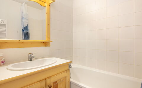 Les Grizzlis: Armatur, Bad Sink, Holz, Flooring, Interior Design, Fussboden, Badezimmer, Sinken, Zapfhahn, Badezimmerschrank