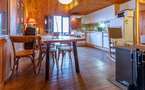 Les Cochettes: Küche, Countertop, Cabinetry, Interior Design, Küchengerät, Flooring, Möbel, Holz, Major Appliance, Decke
