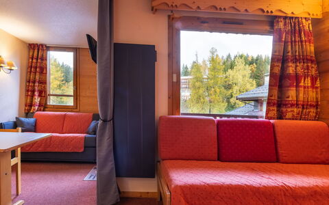 Les Arcades a: Küche, Countertop, Cabinetry, Interior Design, Küchengerät, Flooring, Möbel, Holz, Major Appliance, Decke