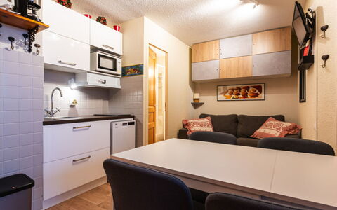 Grande Neige: Küche, Countertop, Cabinetry, Interior Design, Küchengerät, Flooring, Möbel, Holz, Major Appliance, Decke