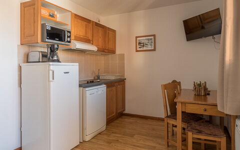 Etoiles D'Orion a: Küche, Countertop, Cabinetry, Interior Design, Küchengerät, Flooring, Möbel, Holz, Major Appliance, Decke