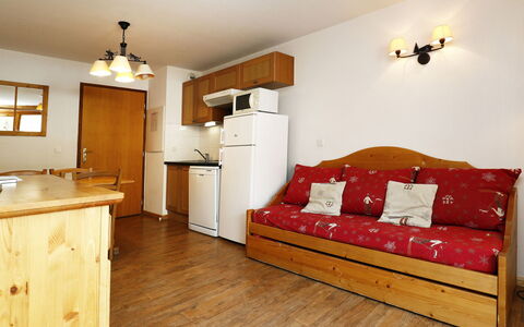 T.bergerie: Küche, Countertop, Cabinetry, Interior Design, Küchengerät, Flooring, Möbel, Holz, Major Appliance, Decke