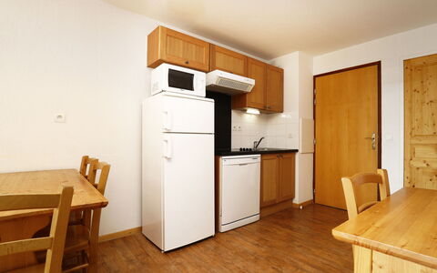 T.bergerie: Küche, Countertop, Cabinetry, Interior Design, Küchengerät, Flooring, Möbel, Holz, Major Appliance, Decke