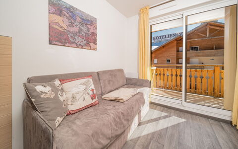 C. du Verdon: Küche, Countertop, Cabinetry, Interior Design, Küchengerät, Flooring, Möbel, Holz, Major Appliance, Decke