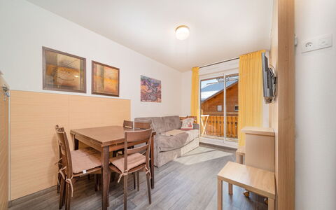 C. du Verdon: Küche, Countertop, Cabinetry, Interior Design, Küchengerät, Flooring, Möbel, Holz, Major Appliance, Decke
