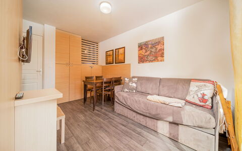 C. du Verdon: Küche, Countertop, Cabinetry, Interior Design, Küchengerät, Flooring, Möbel, Holz, Major Appliance, Decke