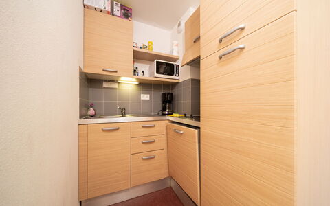 C. du Verdon: Küche, Countertop, Cabinetry, Interior Design, Küchengerät, Flooring, Möbel, Holz, Major Appliance, Decke