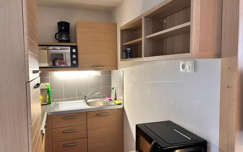 C. du Verdon: Küche, Countertop, Cabinetry, Interior Design, Küchengerät, Flooring, Möbel, Holz, Major Appliance, Decke
