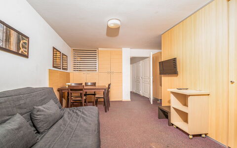 C. du Verdon: Küche, Countertop, Cabinetry, Interior Design, Küchengerät, Flooring, Möbel, Holz, Major Appliance, Decke