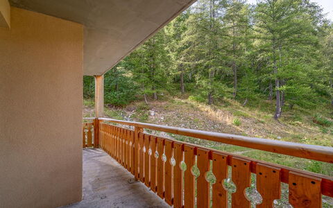 C. du Verdon: Küche, Countertop, Cabinetry, Interior Design, Küchengerät, Flooring, Möbel, Holz, Major Appliance, Decke