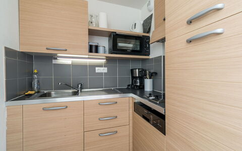 C. du Verdon: Countertop, Küche, Cabinetry, Holz, Interior Design, Küchengerät, Major Appliance, Flooring, Sinken, Spüle