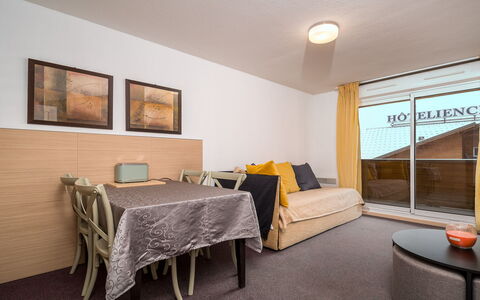 C. du Verdon: Küche, Countertop, Cabinetry, Interior Design, Küchengerät, Flooring, Möbel, Holz, Major Appliance, Decke