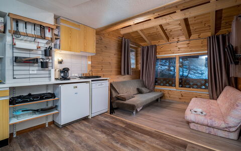Le Schuss Iv: Küche, Countertop, Cabinetry, Interior Design, Küchengerät, Flooring, Möbel, Holz, Major Appliance, Decke