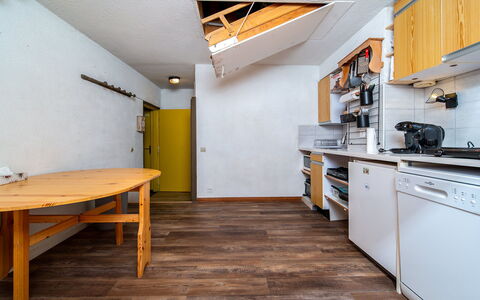 Le Schuss Iv: Küche, Countertop, Cabinetry, Interior Design, Küchengerät, Flooring, Möbel, Holz, Major Appliance, Decke