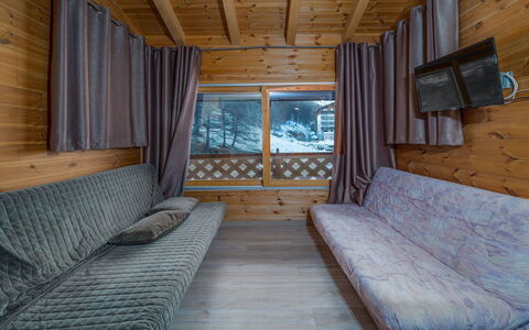 Le Schuss Iv: Küche, Countertop, Cabinetry, Interior Design, Küchengerät, Flooring, Möbel, Holz, Major Appliance, Decke