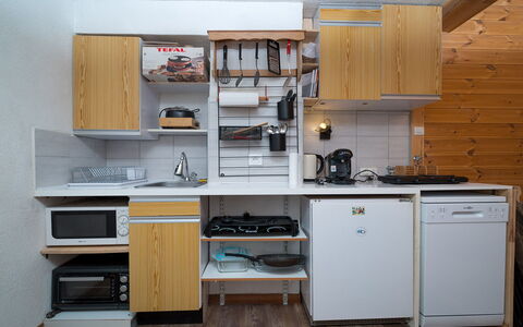 Le Schuss Iv: Küche, Countertop, Cabinetry, Interior Design, Küchengerät, Flooring, Möbel, Holz, Major Appliance, Decke