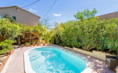 Villa Toulon: Küche, Countertop, Cabinetry, Interior Design, Küchengerät, Flooring, Möbel, Holz, Major Appliance, Decke