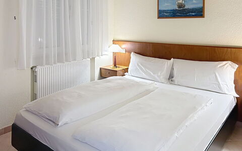 Tremosine 51: Bett, Schlafzimmer, Möbel, Bettdecke, Holz, Bedding, Interior Design, Flooring, Fussboden, Bettrahmen