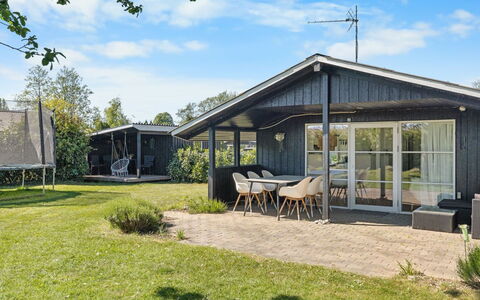 Justina - 200M from the Sea: Möbel, Interior Design, Flooring, Fussboden, Decke, Zimmer, Stuhl, Tabelle, Wohnung, Küche & Esszimmer Tisch