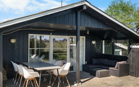 Justina - 200M from the Sea: Möbel, Interior Design, Flooring, Fussboden, Decke, Zimmer, Stuhl, Tabelle, Wohnung, Küche & Esszimmer Tisch