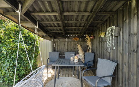 Justina - 200M from the Sea: Möbel, Interior Design, Flooring, Fussboden, Decke, Zimmer, Stuhl, Tabelle, Wohnung, Küche & Esszimmer Tisch
