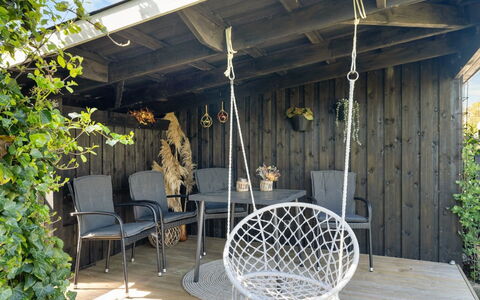 Justina - 200M from the Sea: Möbel, Interior Design, Flooring, Fussboden, Decke, Zimmer, Stuhl, Tabelle, Wohnung, Küche & Esszimmer Tisch
